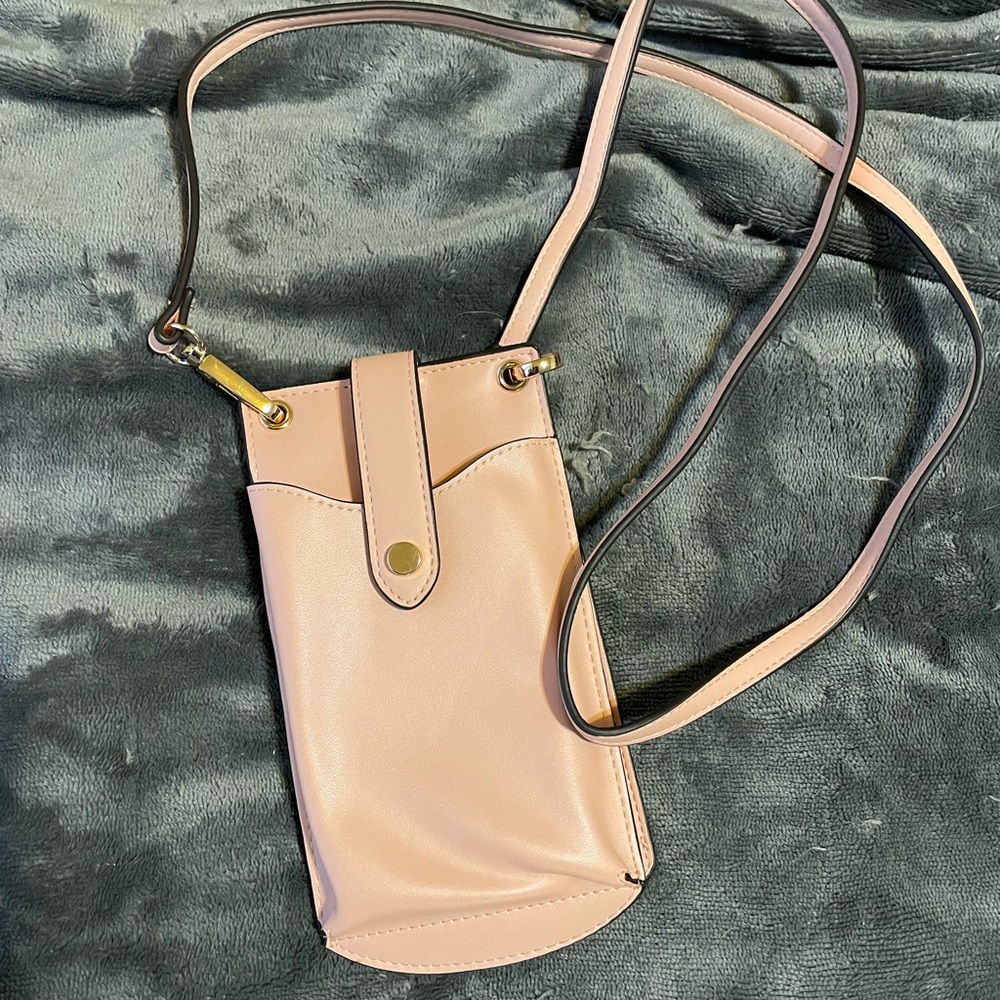 🦋4 for $15🦋 or$5
NWOT cute cross body phone/wallet.